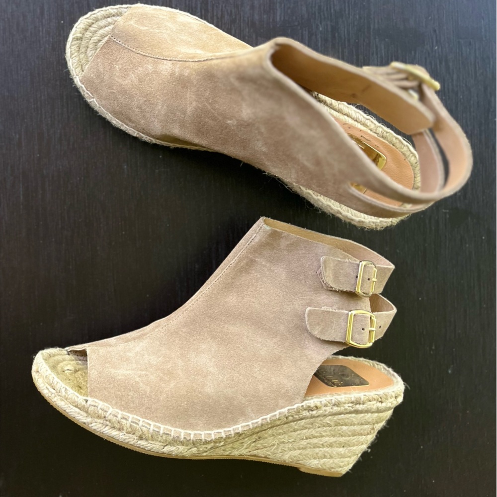 Kanna sz 8 taupe suede wedge buckle sandal